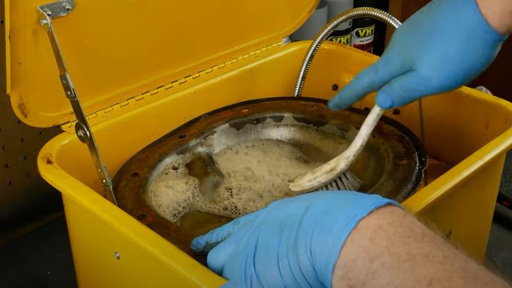 Clean Rear Differential Cover With Cleaning Solution